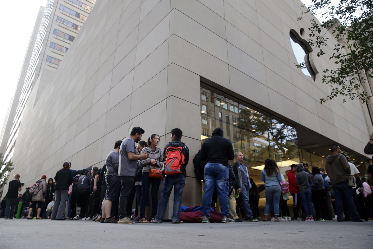Lines wrapped around building for miles as people waited eagerly for the most up-to-date in Apple technology on Sept. 25, 2015. Although Apple decided to keep the look of the models exactly the same as the 6 and 6 Plus, internally, the phone was more powerful than ever... or until the next iPhone.