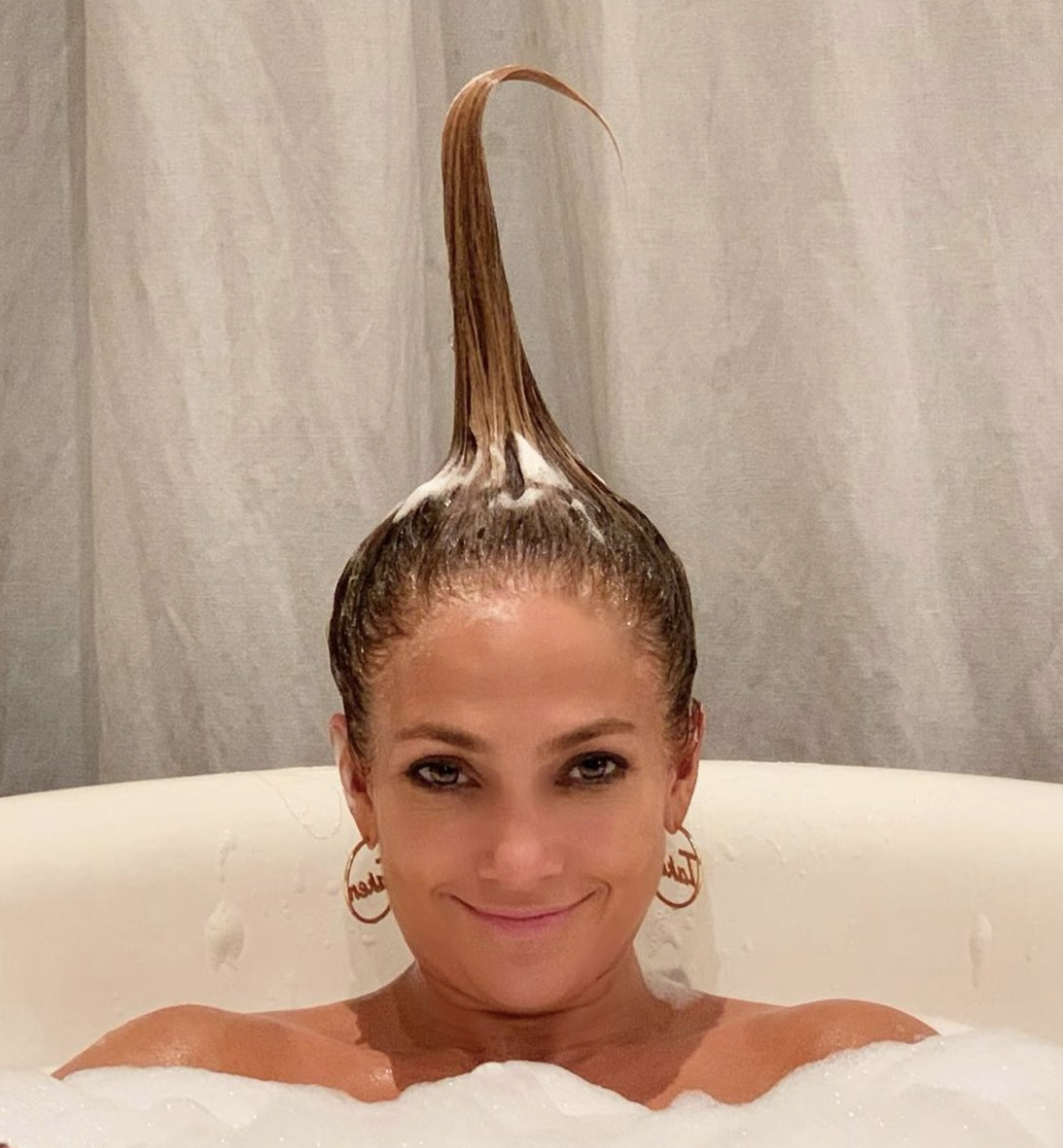 Jennifer Lopez has a laugh in the tub while enjoying 